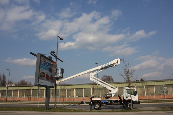 Kamion sa korpom za postavljanje reklama na visini